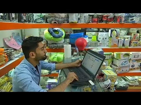 شاهد الأفغان يقبلون على التسوق عبر الانترنت