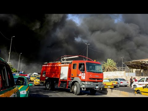 شاهد حريق كبير يلتهم أكبر مخازن صناديق الاقتراع في بغداد