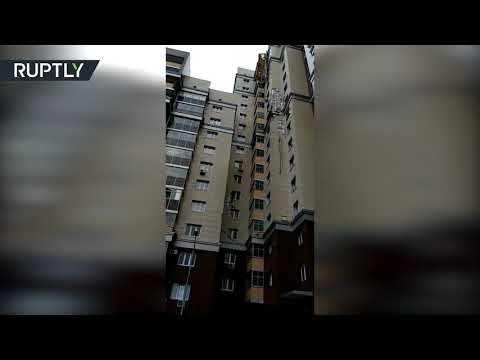 شاهد سقوط رافعة على مبنى سكني في قازان