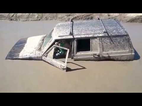 فيديو حسناء تغامر بسيارتها في بركة وحل