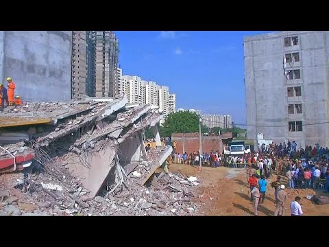 شاهد انهيار مبنى في نيودلهي