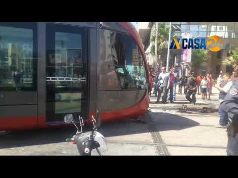 حافلة للنقل الحضري تدهس طرامراي البيضاء وتزيحه عن سكته