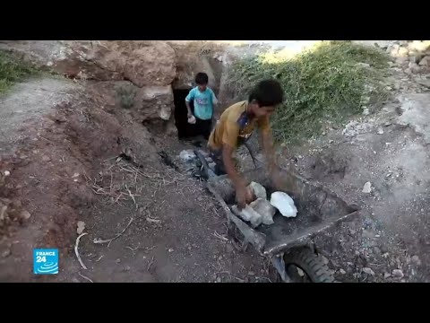 سكان إدلب يحفرون ملاجئ استعدادًا لهجوم محتمل للقوات السورية