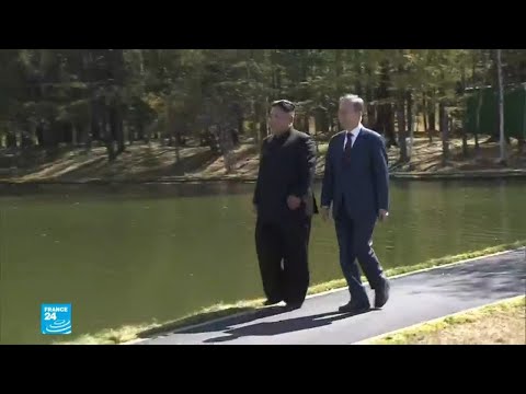 شاهد زعيمي الكوريتين في انسجام ووئام على أعلى قمة لشبه الجزيرة