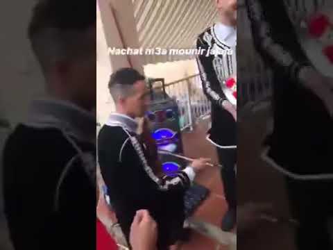 شاهد منير الحدادي يعزف مع أصدقائه على الدربوكة