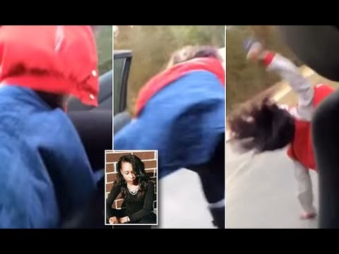 بالفيديو فتاة تسقط وهي ترقص على أبواب سيارة متحركة