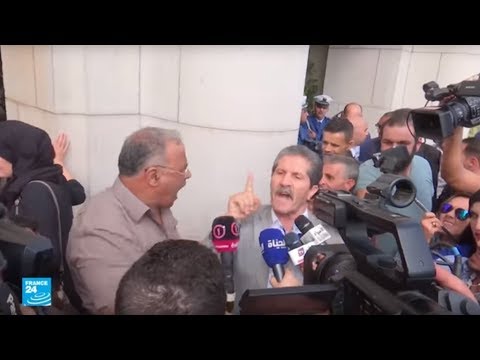 شاهداعتصام200 نائب أمام البرلمان الجزائري