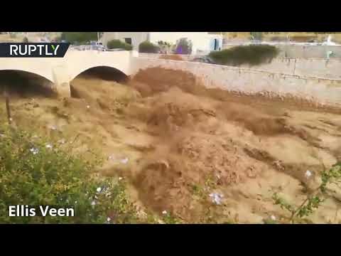 أعلن الدفاع المدني الأردني مقتل 11 شخصا جراء السيول الجارفة