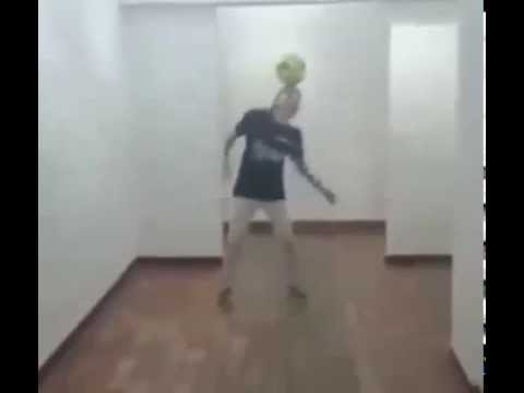 شاهدفتاة جميلة تقهر نيمار وتظهر مهاراتها في بكرة القدم