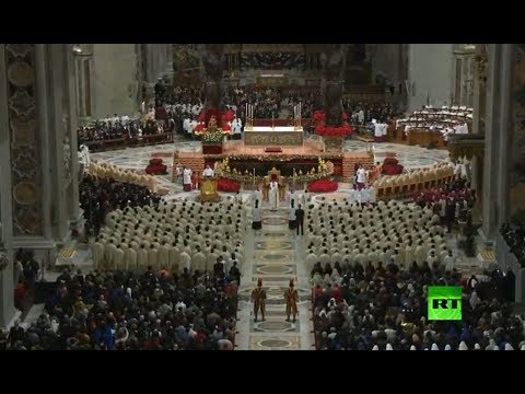 شاهد البابا فرانسيس يترأس قداس عيد ميلاد المسيح في الفاتيكان