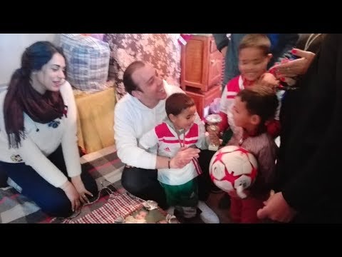 شاهد عاشق الحكيمي يحظى بزيارة لاعبه المميز في منزله المتواضع