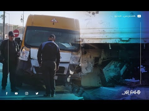 شاهد  سيارة للنقل المدرسي تتسبب في حادث سير في الرباط