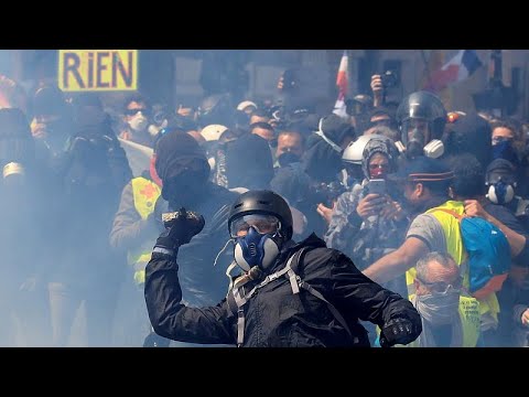 شاهد مواجهات بين الشرطة والمتظاهرين في مسيرة عيد العمال في فرنسا