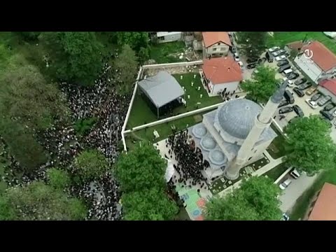 شاهد البوسنة تعيد افتتاح مسجد دمرته الحرب