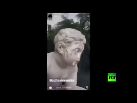 شاهد عارضة الأزياء يوليا سلونسكا تُحطم أعمالًا نحتية من القرن الـ18