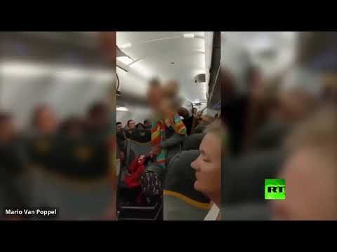 شاهد طرد بريطانيتين من طائرة توماس كوك لوصفهما مسلمين بـالمتطرفين