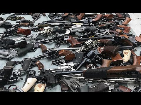 نيوزيلنديون يسلمون أسلحتهم للشرطة في أول عملية لإعادة شراء الأسلحة بعد مذبحة المسجدين