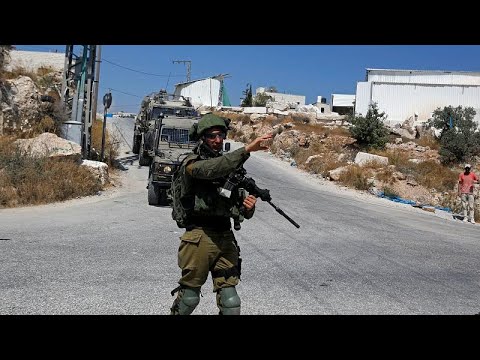 شاهد جيش الاحتلال الإسرائيلي يُنفذ عمليات مداهمة في الضفة الغربية
