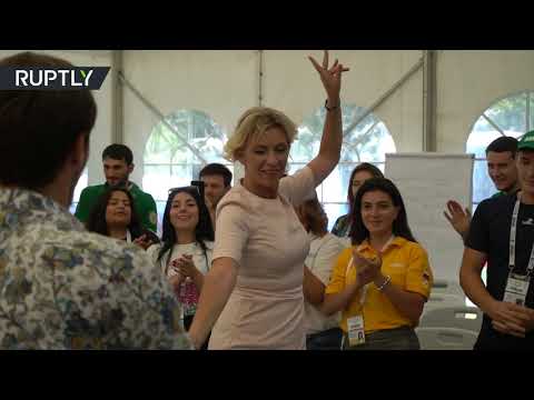 دبلوماسية روسية تؤدي رقصة ليزغينكا الشهيرة