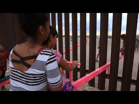 شاهد أراجيح لتقريب الأولاد عند الحدود الأميركية المكسيكية تتحدى ترامب