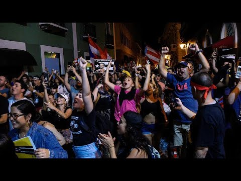 شاهد الاحتجاجات تُجبر حاكم  بويرتوريكو على الاستقالة من منصبه