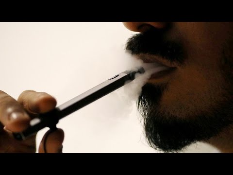 العلماء يحاولون حل لغز أمراض غامضة مرتبطة بالسجائر الإلكترونية