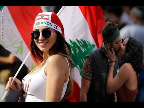 شاهد بنات بيروت تٌعطي قبلة الحياة للمتظاهرين في لبنان
