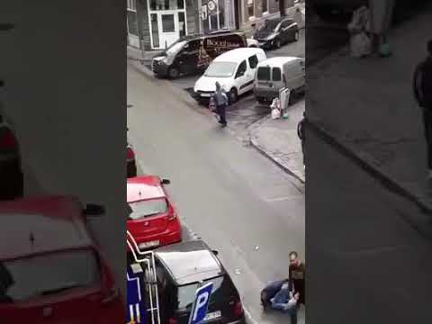 شاهد تونسي يصلي وسط الطريق قبل أن يتم اعتقاله من قبل الشرطة