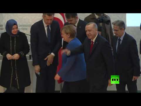 شاهد رجب طيب أردوغان يقدم هدية لـ أنغيلا ميركل
