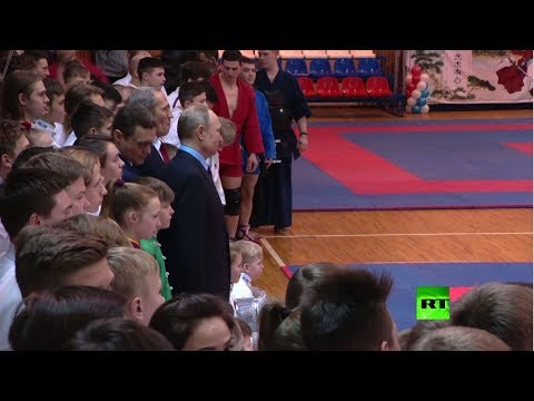 شاهد الرئيس بوتين وعرض مثير في مركز الفنون القتالية في تشيريبوفيتس