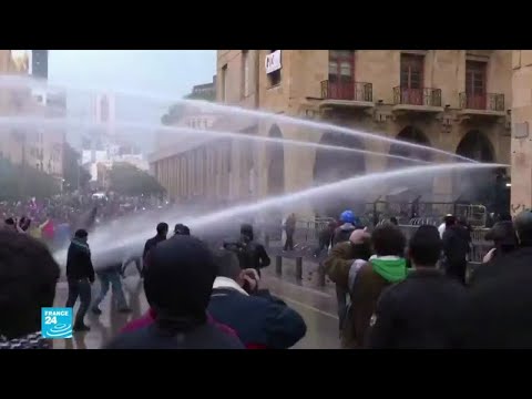 شاهد كيف يتعامل المحتجون مع القوات الأمنية في لبنان