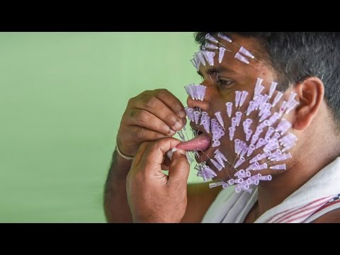 فيديو مواطن هندي يغرز مئات الإبر في وجهه