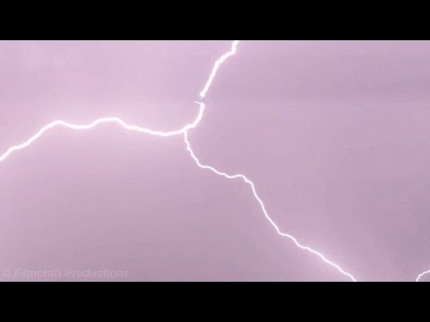 بالفيديو طالب يلتقط لحظة ضرب صاعقة لطائرتين