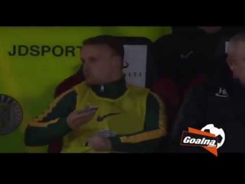 شاهد لاعب يتناول الحلوى أثناء جلوسه على دكة البدلاء