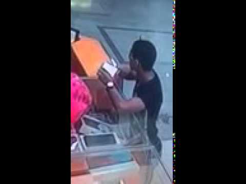 بالفيديو شاب يختطف هاتفين من محل هواتف ويجري هربًا
