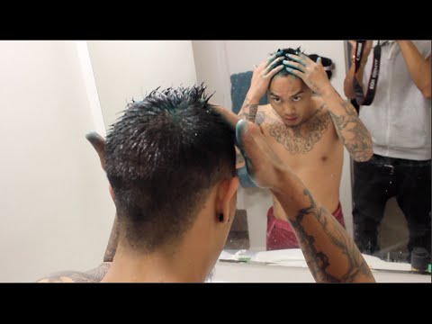 بالفيديو شاب ينفذ مقلب في صديقه بصبغ شعره باللون الأزرق