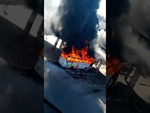 شاهد حريق مهول يحول حافلة للنقل العمومي إلى حطام في محطة القنيطرة