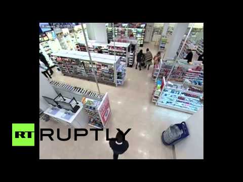 شاهد مريبة تحاول خنق طفل رضيع أمام والداته