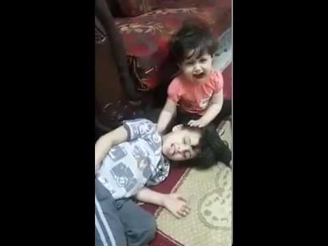 بالفيديو طفل يمزح مع عائلته ويتظاهر بالوفاة