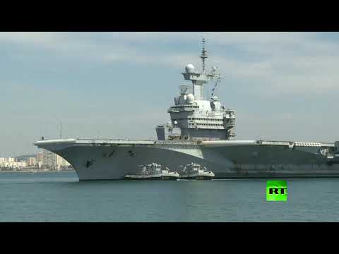 شاهد حاملة الطائرات الفرنسية شار ديغول ترسو في قاعدة تولون البحرية