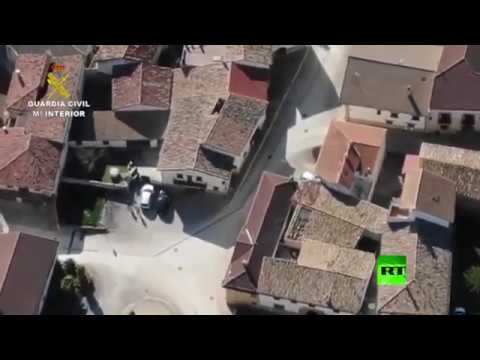 شاهد الشرطة الإسبانية ترصد مخترقي حظر التجول عبر طائرة الدرون
