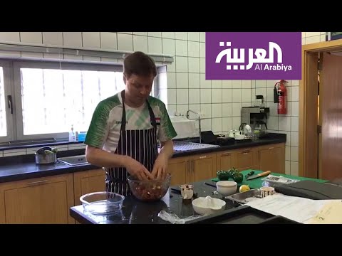 شاهد السفير البريطاني في العراق يتعلم طبخ الدولمة