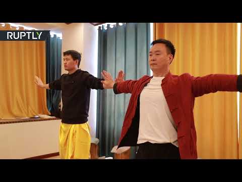 شاهد صينيون يعلقون أكياسا من الطوب في مناطق حساسة للحفاظ على صحتهم