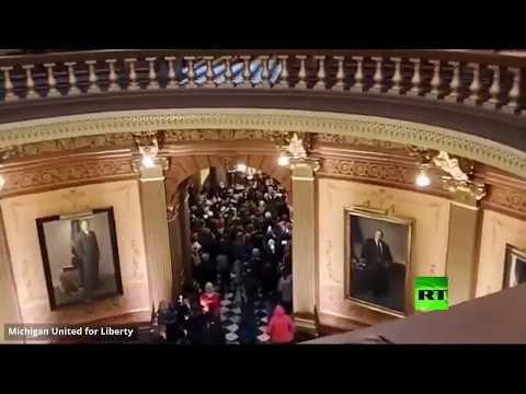 شاهد متظاهرون مسلحون يقتحمون مقر برلمان ميشيغان الأميركية