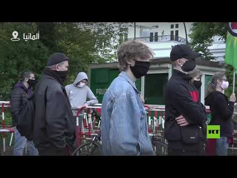 احتشد عشرات المحتجين أمام القنصلية في هامبورغ