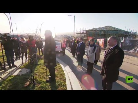 شاهد رجل يُقاطع كلمة رئيس الوزراء الأسترالي ليطلب منه النزول من مزروعاته