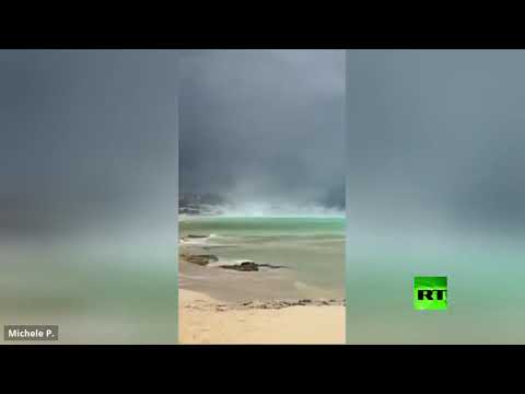شاهد ظهور مفاجئ لعمود ضخم من الرمال قرب شاطئ بيسكولوس في إيطاليا