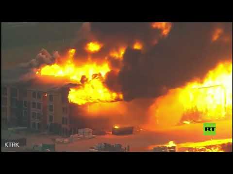 شاهد حريق هائل في مدينة هيوستون الأميركية يلتهم مجمعًا سكنيًا