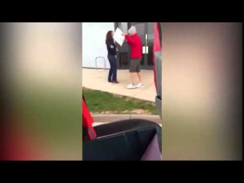 موظف في البريد يبهج عملاءه بـ الرقص