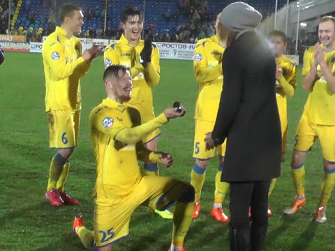 بالفيديو لاعب روسى يُعلن خطوبته من صديقته داخل الملعب